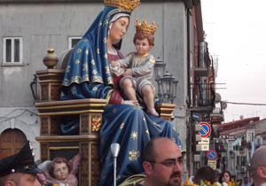 "Statua di santa Maria delle Grazie a San Giovanni Rotondo"